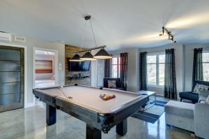 a living room with a pool table at L'Express in Saint-Férréol-les-Neiges