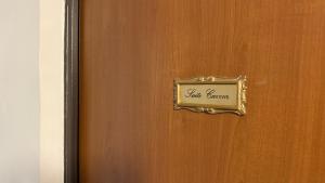 una porta di legno con un cartello sopra di Suite Cavour a Torino