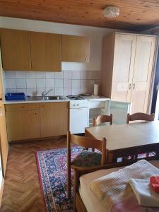 Kuchyň nebo kuchyňský kout v ubytování Apartmaji Julijana Podlipnik