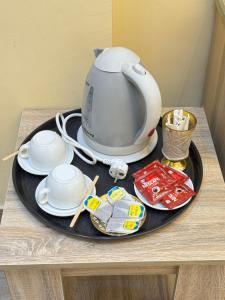 Utensilios para hacer té y café en Hasan Pyramids Hotel