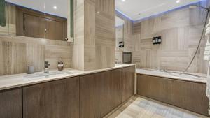 a large bathroom with a shower and a tub at Luxury Interior Designed 3 Bedroom Apartment in Central London in London