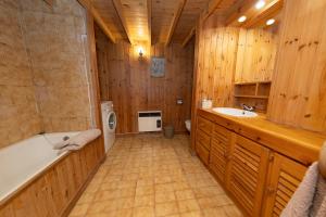 a bathroom with a tub and a toilet and a sink at Apartamento El Mirador in Laredo +12 photos