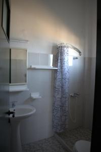 Un baño con cortina de ducha y lavabo. en Kookooli, en Zagora 36 fotos más