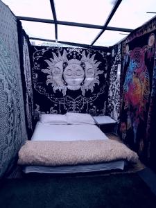 Postel nebo postele na pokoji v ubytování Mystic Vibes Fitness- Commune