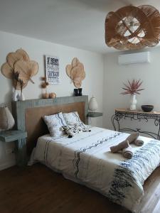 een slaapkamer met een bed met teddyberen erop bij La Bohème in Eyragues +37 foto's