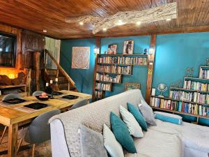 LedenikにあるGuesthouse Villa India - Bibliothekのソファとテーブルのあるリビングルーム +42枚の写真