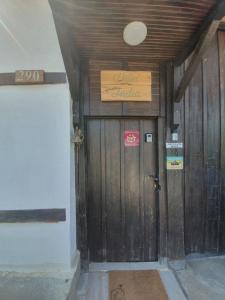 LedenikにあるGuesthouse Villa India - Bibliothekの看板のある建物への木製ドア
