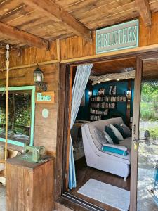 LedenikにあるGuesthouse Villa India - Bibliothekのリビングルーム(ソファ付)