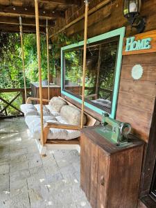 LedenikにあるGuesthouse Villa India - Bibliothekのブランコと枕と家のあるポーチ