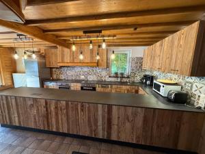 Η κουζίνα ή μικρή κουζίνα στο Spacious Chalet in Ovifat