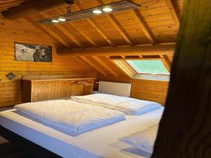 Ένα ή περισσότερα κρεβάτια σε δωμάτιο στο Spacious Chalet in Ovifat