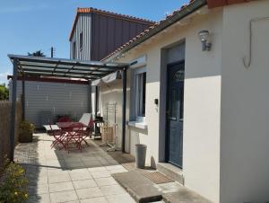 Het gebouw waarin het vakantiehuis zich bevindt