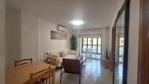 ein Wohnzimmer mit Sofa und Tisch in der Unterkunft MISTRAL 2 Habitaciones in Oropesa del Mar