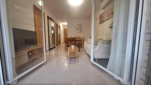 ein Zimmer mit einem Wohnzimmer mit einem TV und einem Sofa in der Unterkunft MISTRAL 2 Habitaciones in Oropesa del Mar