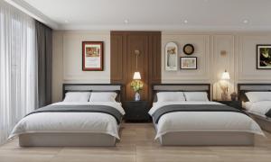 河内Euphoria Hotel & Spa的一间卧室，有两张床和两盏灯