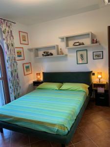 A bed or beds in a room at Casa Paola nel Chianti