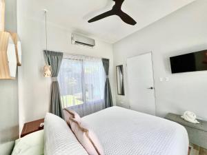 Телевизор и/или развлекательный центр в Villa Santo Two Suites Retreat Charming Chic