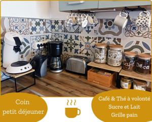 une cuisine avec un comptoir avec des casseroles et des poêles dans l'établissement La Vendegeoise - Gîte chaleureux 10P chez l'habitant - Jardin- Piscine ext chauffée partagée de mai à septembre, à Vendegies-au-Bois