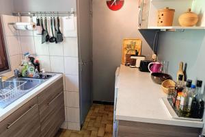 una cocina con fregadero y encimera en Pleasant house with garden near beaches, en Bandol