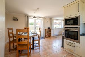 Η κουζίνα ή μικρή κουζίνα στο 2 Hazelwood - 2 bedroom house near Aldeburgh & Snape Maltings - Aldeburgh Coastal Cottages