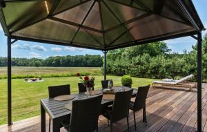 Κήπος έξω από το Amazing Home In Glesborg With Wifi
