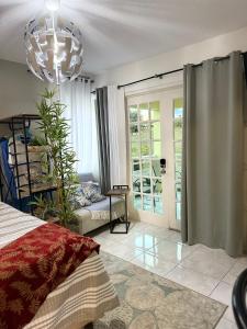 Un dormitorio con una cama y una lámpara de araña. en Cozy Apartment at Mystic Ridge Ocho Rios, en Ocho Ríos