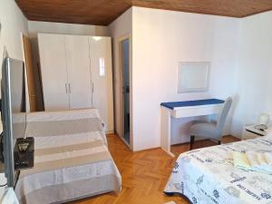 Posteľ alebo postele v izbe v ubytovaní Perica apartment and Perica room with separate entrance