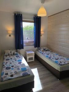 En eller flere senge i et værelse på Domki U Marty - Domek Grażyna + 8 billeder