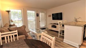 una sala de estar con un sofá y una mesa en Driftwood Dream Unit 12, en Cape May