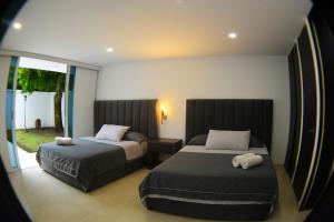 una camera da letto con due letti e una finestra di Luxurious Country House a Pereira