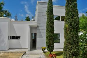una casa bianca con alberi di fronte di Luxurious Country House a Pereira Altre 33 foto