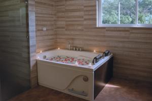 un bagno con vasca e candele di Luxurious Country House a Pereira