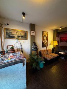 un soggiorno con un letto e un divano di Hospedaje Lo de Max a San Carlos de Bariloche