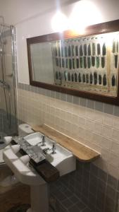 ein Badezimmer mit zwei Waschbecken und einem Spiegel in der Unterkunft 2 lofts dans château industriel Les Grands Moulins de Ruffin in La Celle-sous-Gouzon