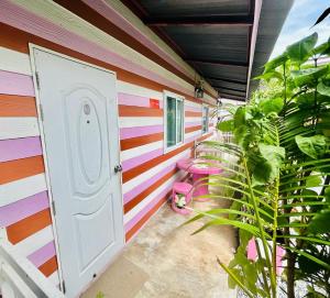 Zimmer mit einer farbenfrohen Wand und einer Tür in der Unterkunft Pink house by Home one love in Phra Nakhon Si Ayutthaya + 6 Fotos