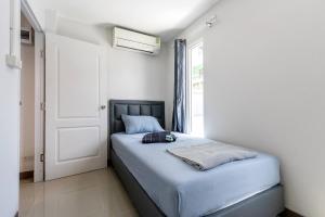 Ένα ή περισσότερα κρεβάτια σε δωμάτιο στο Tiny House Srinakarin At Sri Bearing Station