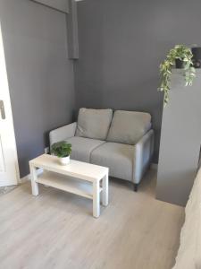 Una sala de estar con un sofá y una mesa de café. en Intimissime, en Dunkerque 1 foto más