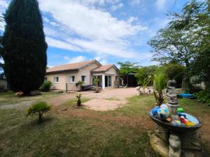 a house with a garden with a bowl in the yard at Villa les Tamaris in Gignac