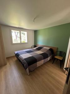 ein Schlafzimmer mit einem Bett und einem Fenster in der Unterkunft Villa les Tamaris in Gignac