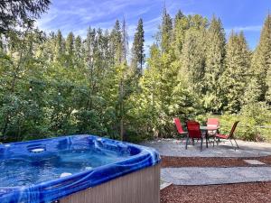 Piscina di Rivers Edge by NW Comfy Cabins o nelle vicinanze