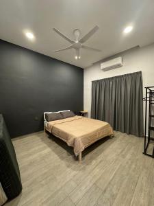Postel nebo postele na pokoji v ubytování 六人行民宿 Batu Berendam Melaka Homestay 6-8pax + 2 fotografie