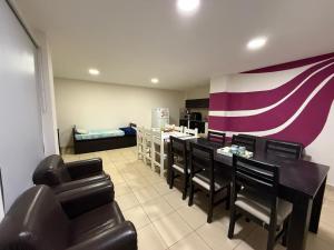 圣萨尔瓦多德朱Apartamentos El Fortín的带桌椅的房间和厨房