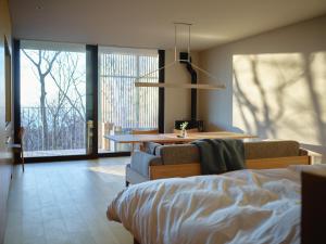 une chambre avec un lit, une table et un canapé dans l'établissement SANU 2nd Home Nasu 3rd, à Nasu 13 autres photos