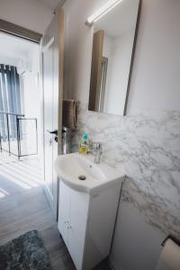Ένα μπάνιο στο M&D Felix Suites