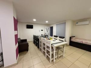 圣萨尔瓦多德朱Apartamentos El Fortín的一间带桌椅和床的餐厅