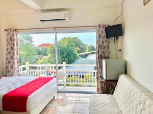 プラナコーン・シー・アユタヤにあるHome One Love Ayutthaya GHのベッドと大きな窓のある寝室