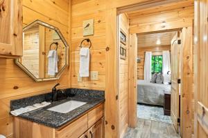 Bilik mandi di Mountain Wolf's Cabin +42 gambar