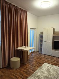 ドロベタ・トゥルヌ・セヴェリンにあるAlex Houseのリビングルーム(テーブル、カーテン付)