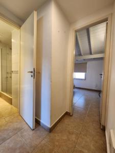ein leeres Zimmer mit offener Tür in einem Gebäude in der Unterkunft Casa frente al museo MAR in Mar del Plata