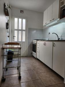 eine Küche mit einem Wagen mittendrin in der Unterkunft Casa frente al museo MAR in Mar del Plata